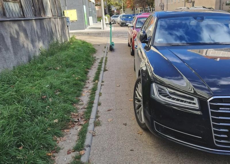 Czy samochodem wolno jechać po chodniku? Wyjątki i mandaty