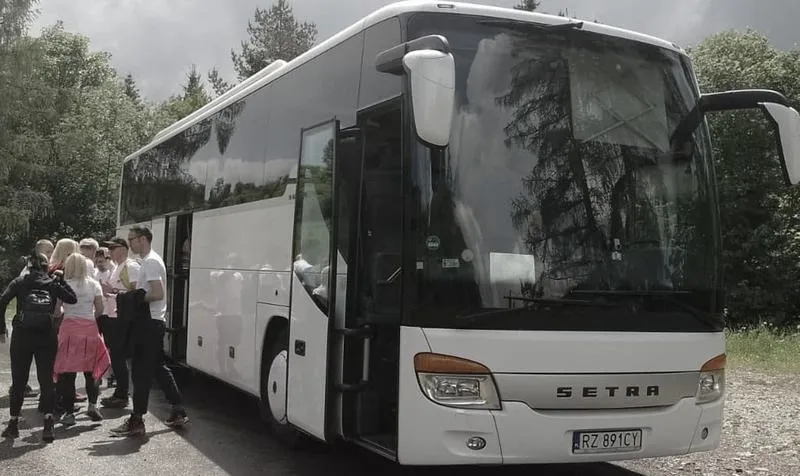 Jak znieść długą podróż autokarem? Sposoby na komfortową jazdę