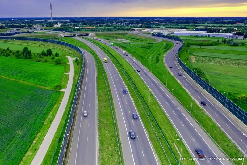 Ograniczenie prędkości na autostradzie w Polsce – ile wynosi i jaki mandat grozi?